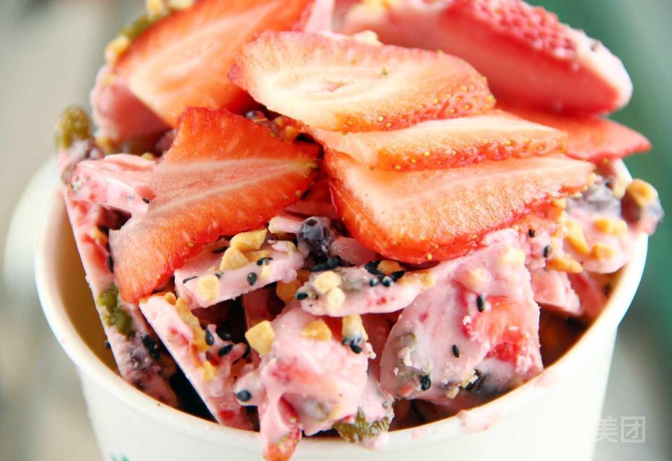 草莓厚切炒酸奶图片