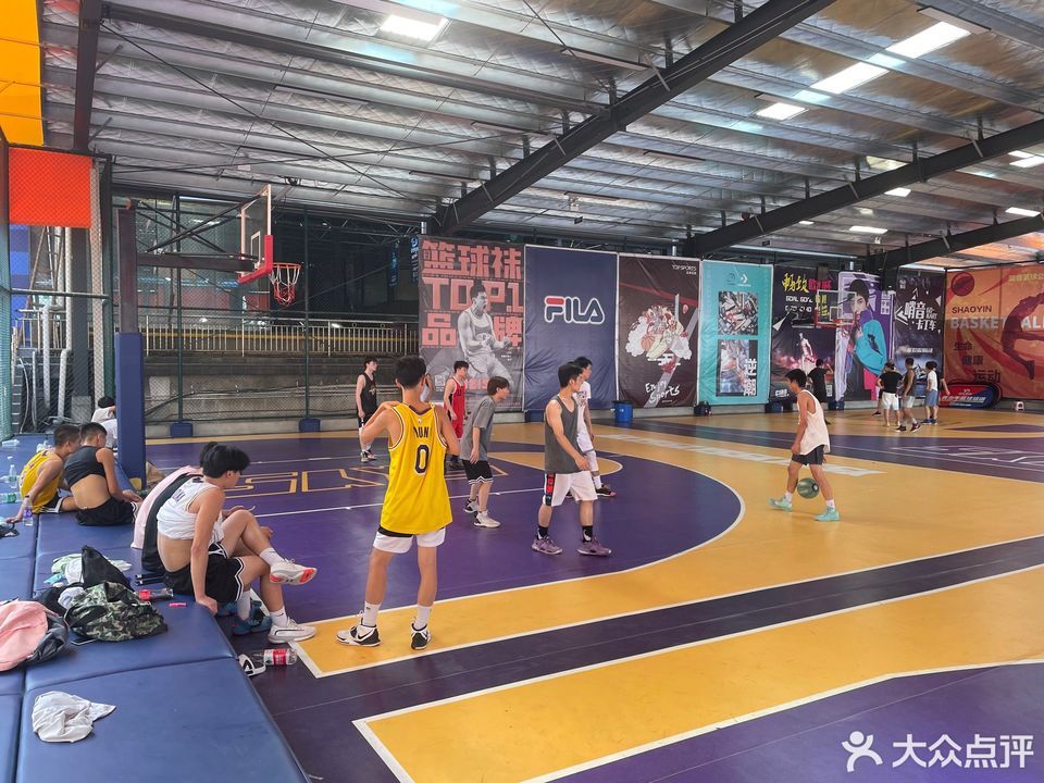 在哪儿):长沙市天心区黄兴南路步行商业街a区5层电话:三秒区篮球公园