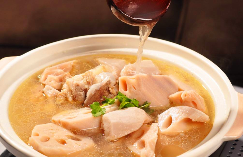 手撕包菜推荐菜:介绍:地址(在哪里):同桌的你主题餐厅位于十堰市茅箭