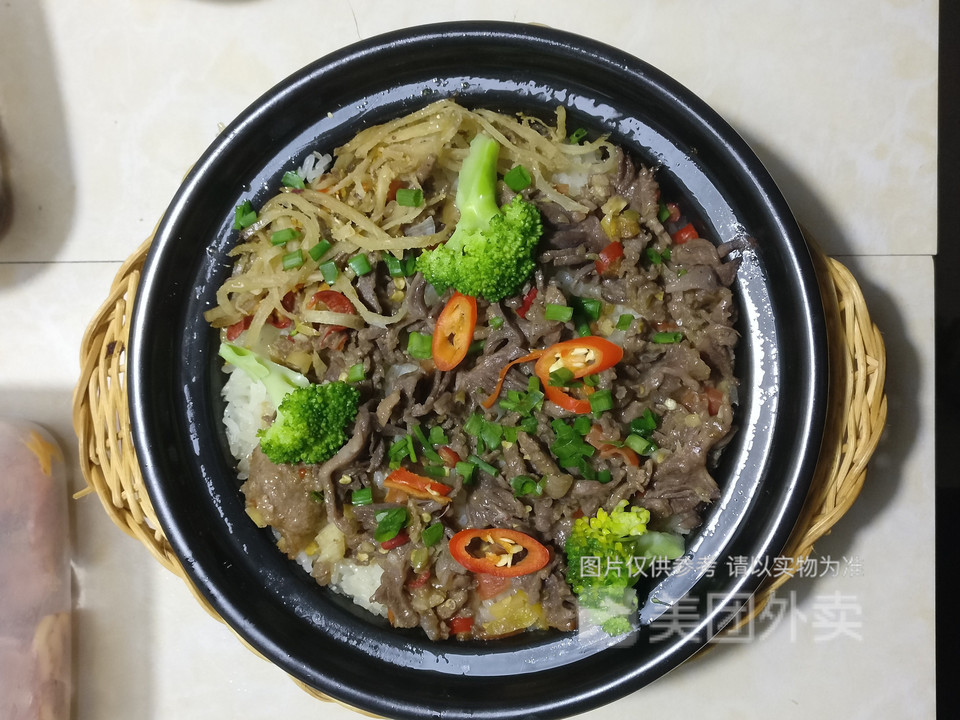 泡椒鸡杂煲仔饭图片