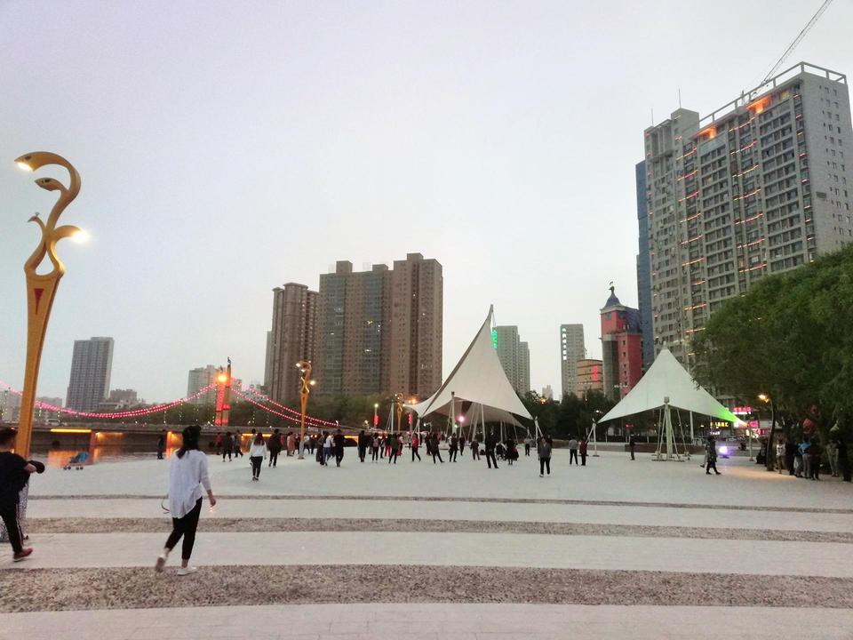 在哪,在哪里,在哪儿):巴音郭楞蒙古自治州库尔勒市萨依巴格街道滨河