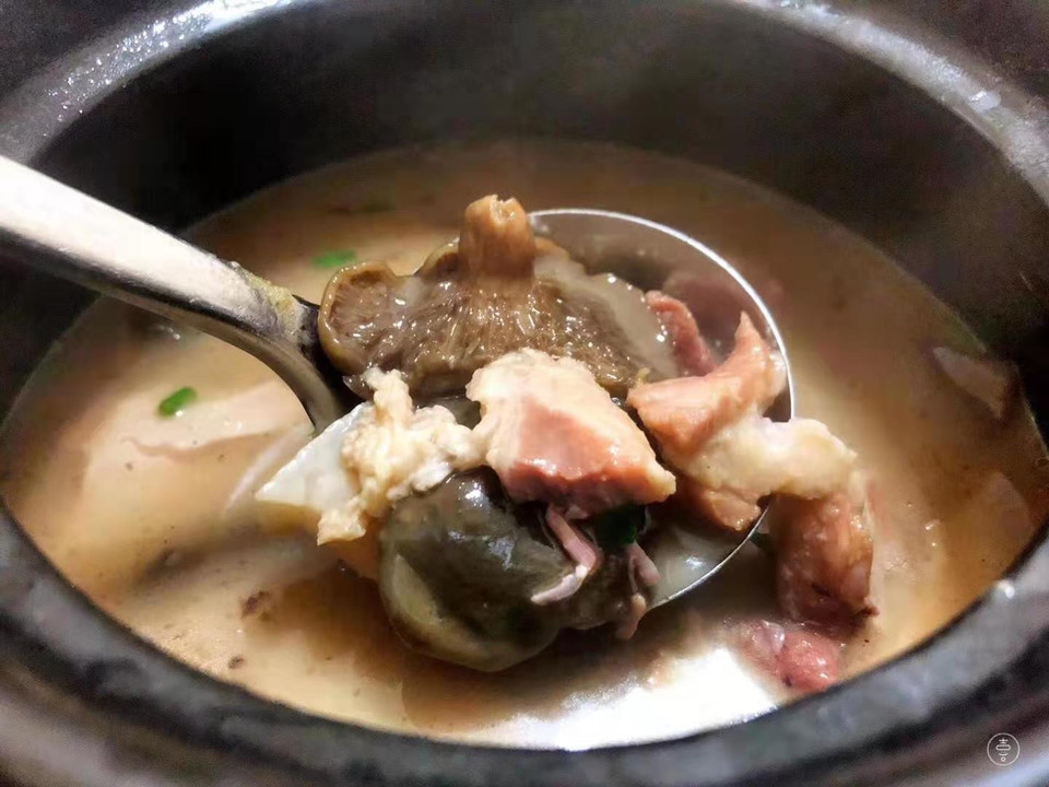 野生寒菌炖肉图片