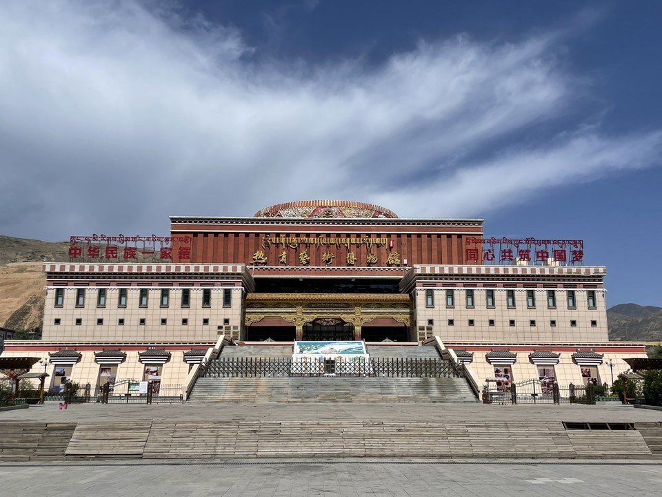 地址(在哪里):热贡艺术博物馆位于黄南藏族自治州同仁市热贡尖扎路