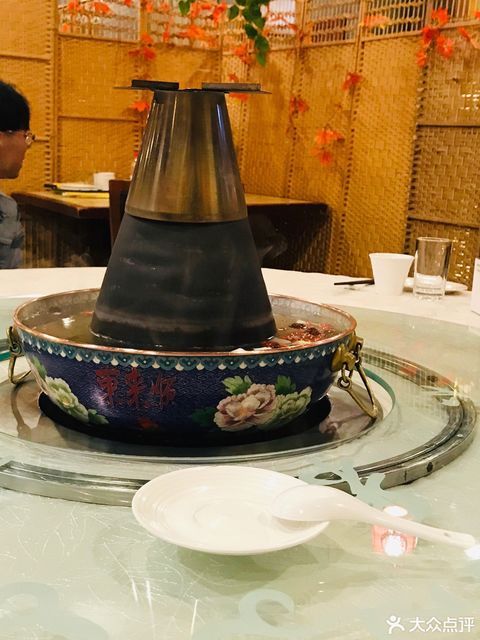 推荐菜:介绍:东来顺饭庄,要说涮肉,"自然没得挑"——"大铜锅,旺炭火"