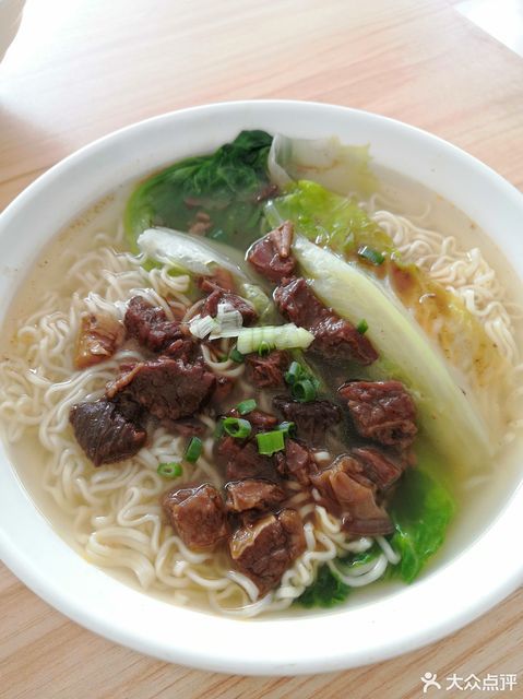 牛腩汤面图片