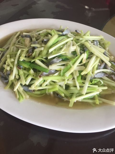 韭黄炒泥虫图片