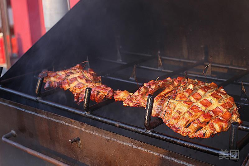 特色农家院地桌烧烤图片