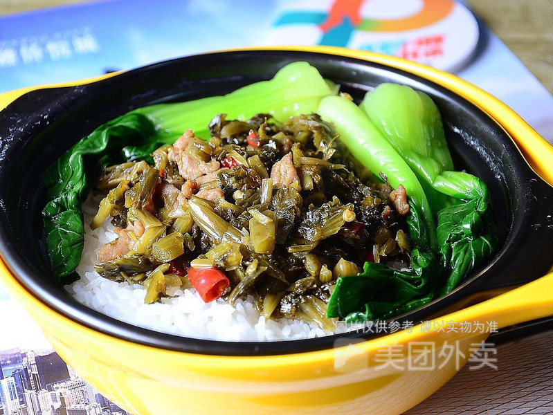 雪菜肉丁拼腊肠煲仔饭图片