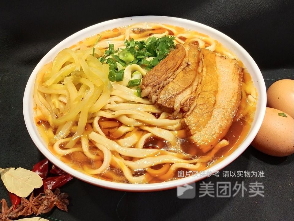 酱汁把子肉手擀面图片