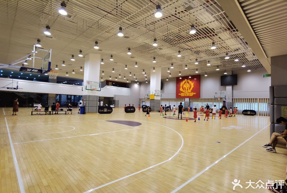 易建联篮球训练中心图片