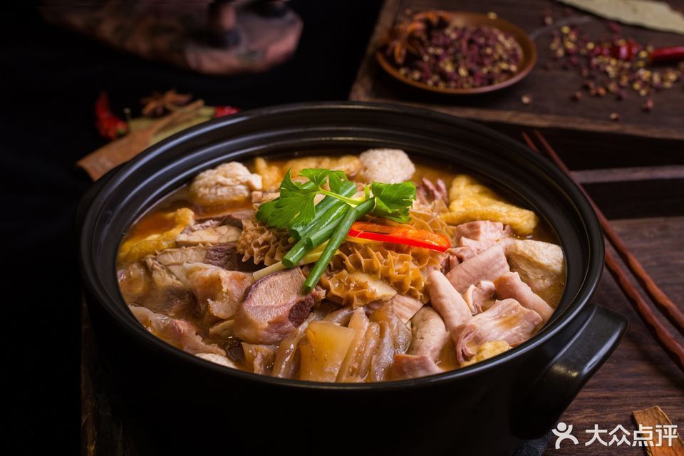 招牌牛腩砂锅图片