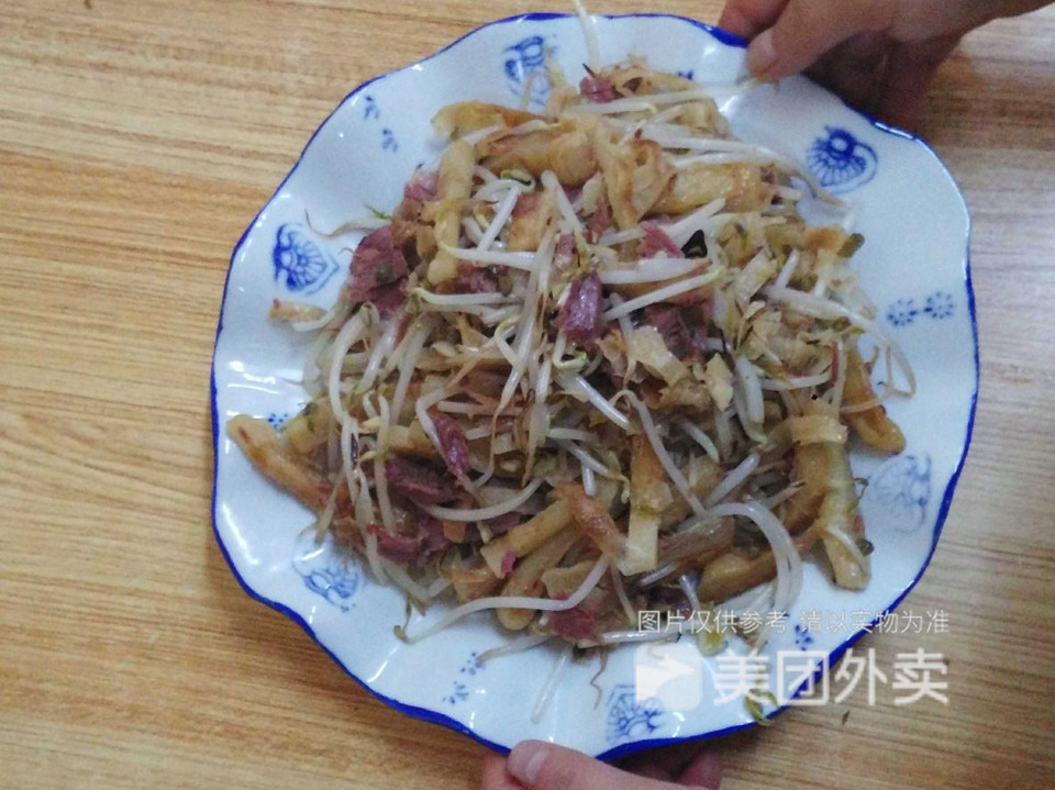 蒜苔肉焖饼图片