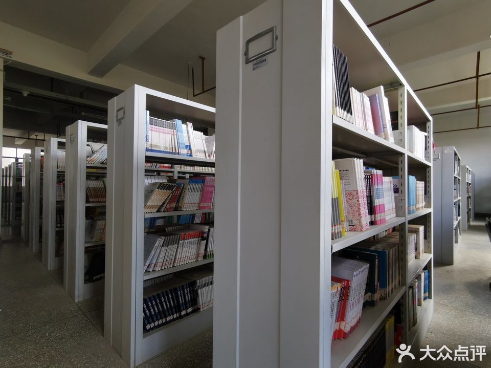 云南工商学院图书馆图片