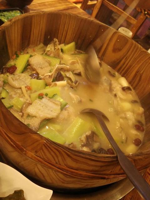 雅府正红木桶鱼