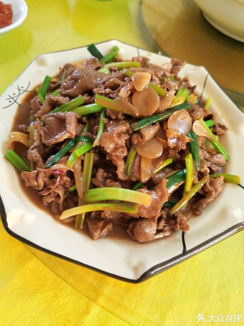 牛杂煲推荐菜:介绍:地址(在哪里):牛皇头牛馆位于江门市恩平市沿江路