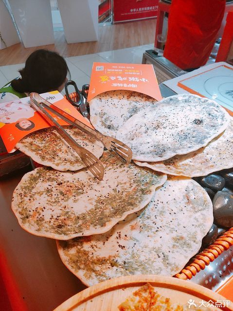 围炉三国锅盔(银座万虹店)位于济南市历城区开源路万虹广场三楼北头