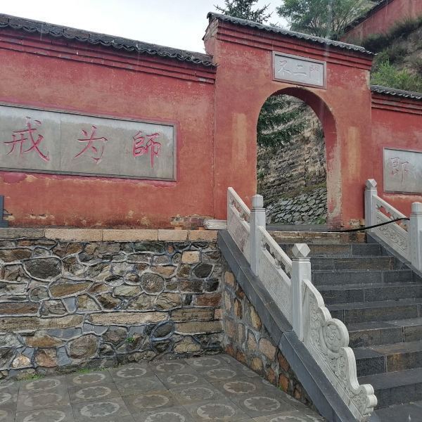 它是一座明代重修的佛教寺院,位于五台山台怀镇南坡村,寺院规模宏大