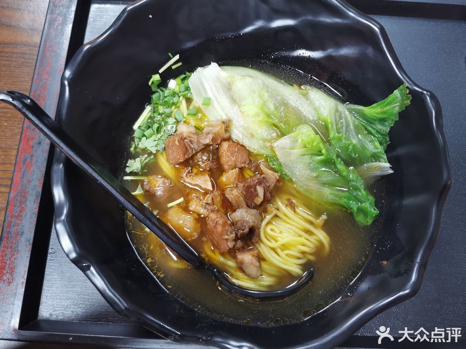 清汤牛腩面图片