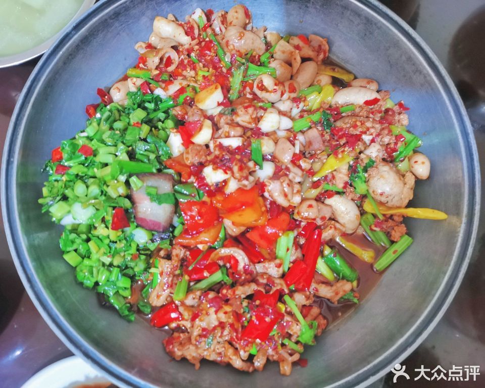 家饭店位于黔南布依族苗族自治州贵定县新桥街富万家购物广场贵定店旁