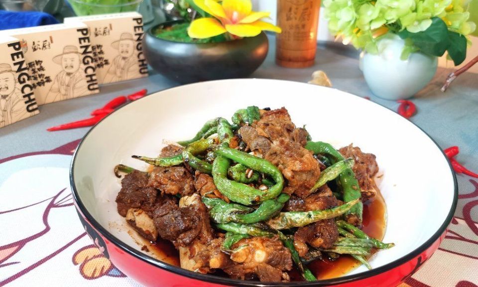 擂辣椒手抓骨图片