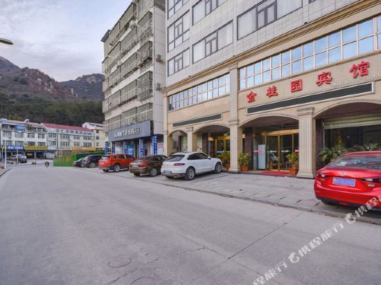 在哪,在哪里,在哪儿):信阳市新县首府路与民主街交汇处东隆鑫宾馆电话