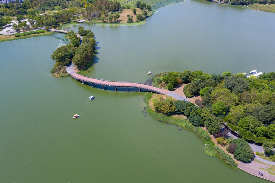 在哪,在哪里,在哪儿):镇江市京口区解放路与演军巷交汇处附近西电话