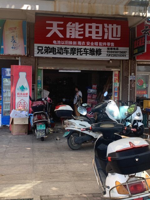 摩托車維修店圖片