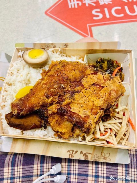 酥排骨饭推荐菜:标签:餐饮快餐餐馆介绍:地址(在哪里):东池便当(岩头