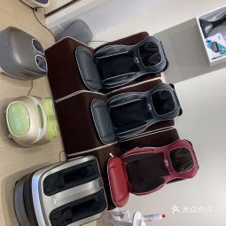 用户**:位于万象城三楼,oto在无锡的店面还是挺多的,按摩椅款式很多