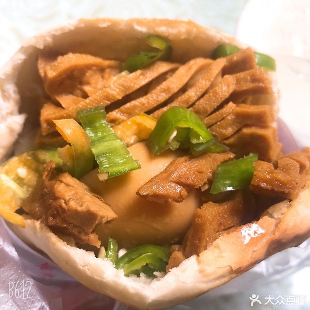 混合肉花干夹馍推荐菜:介绍:地址(在哪里):同心面屋位于西安市阎良区