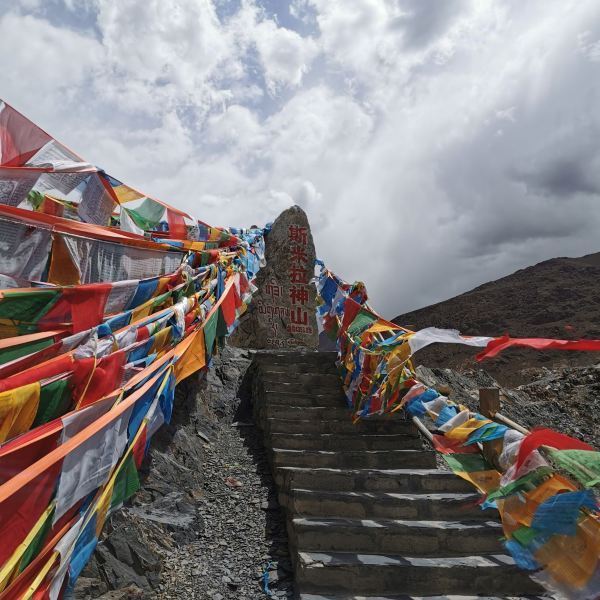 該寺為三層平頂藏式建築,平面為壇城模型,由大殿,法王殿,護法神殿