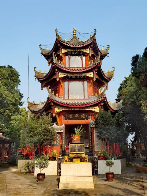 郫县寺庙包括:平乐寺,郫都区清真寺,团结镇清真寺,中兴寺,天主堂,古