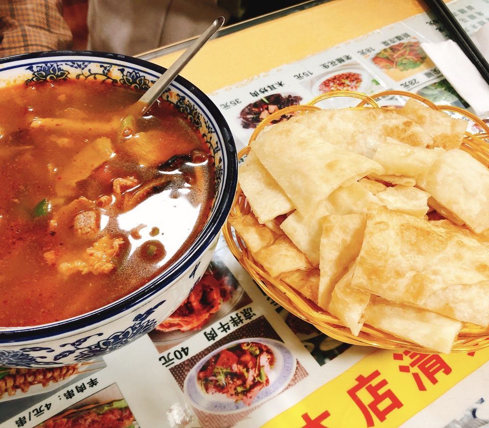 红烧牛肉盖浇面推荐菜:地址(在哪里):兰州拉面位于青岛市即墨区鳌山卫