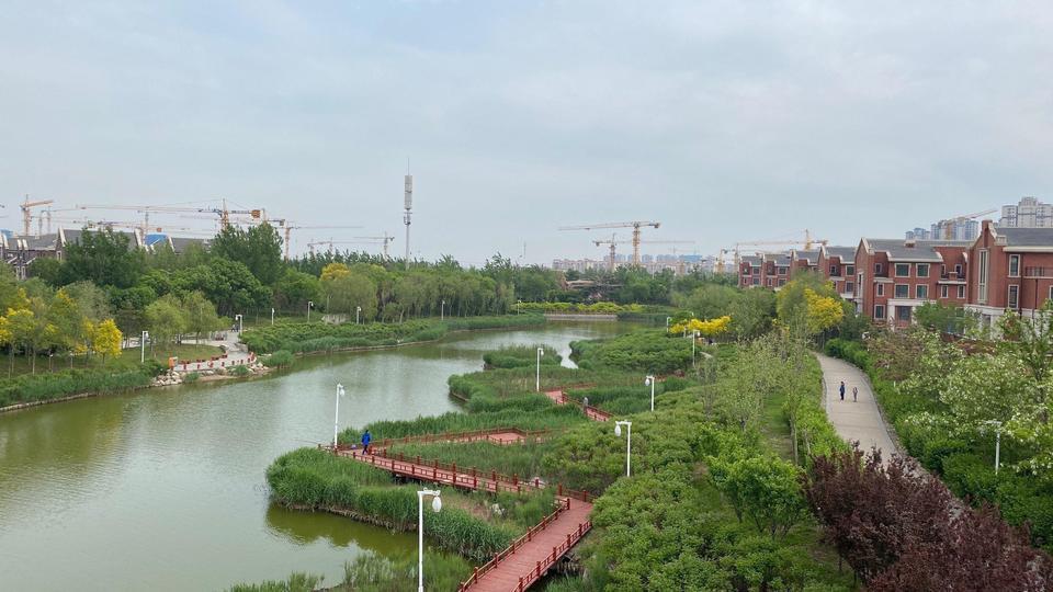 在哪儿):天津市滨海新区北塘街道和旭路吉宝·季景新城东北角生态谷