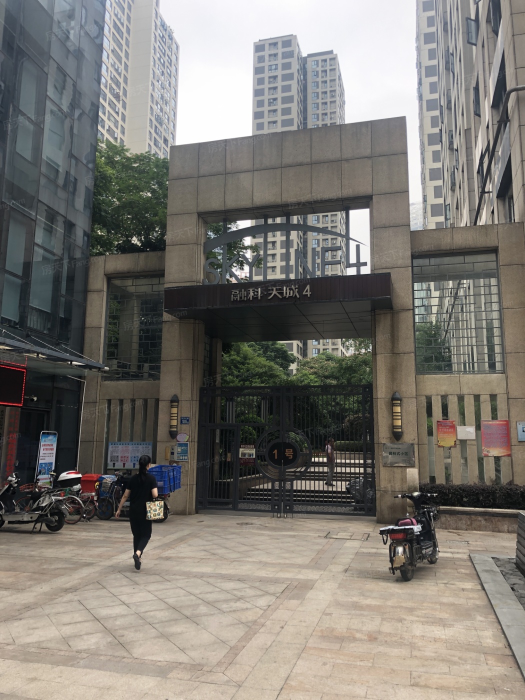 在哪,在哪里,在哪儿):武汉市江岸区球场街道解放大道1155号融科天城