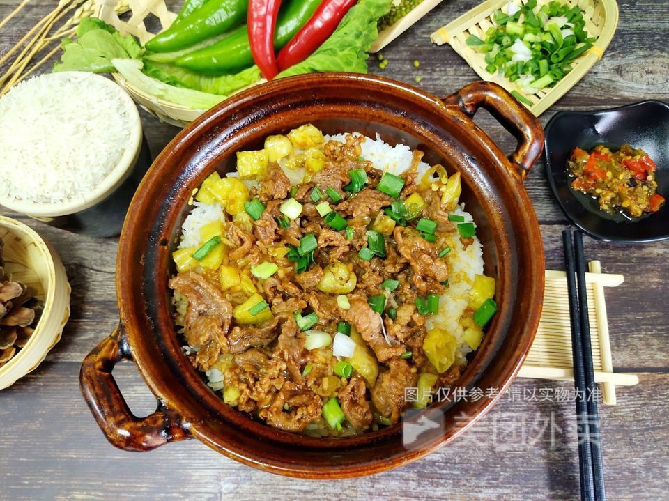 野山椒牛肉煲仔饭图片