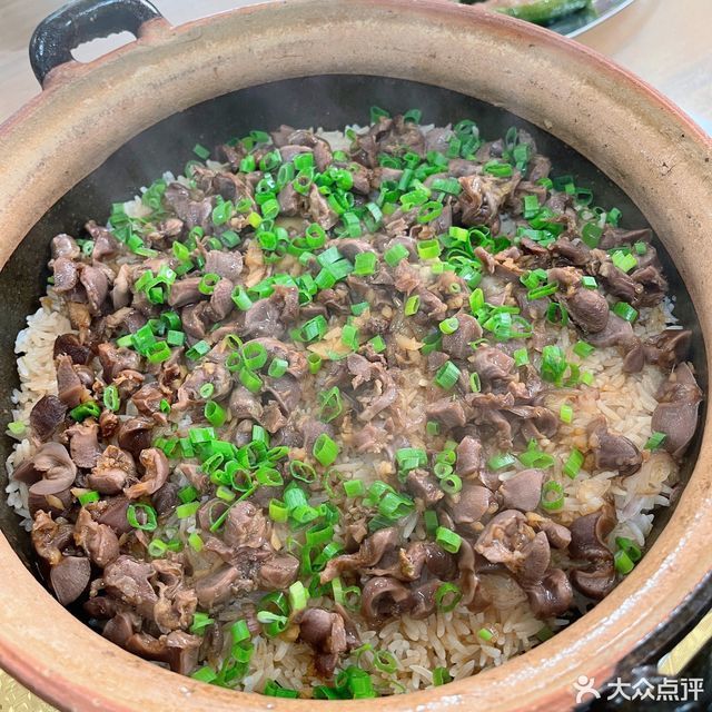 排骨鸽肾煲仔饭图片