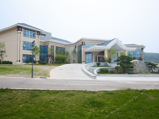 赛马场滑雪场水乐园济南跑马场酒店包括:济南国际赛马场滑雪场水乐园