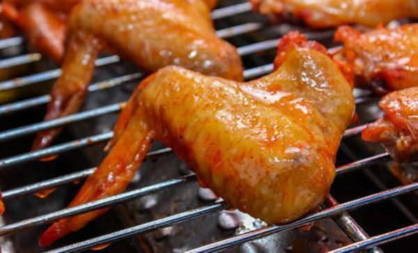 鸡翅中推荐菜:介绍:地址(在哪里):bt烤翅麻辣香锅(商城店)位于信阳市