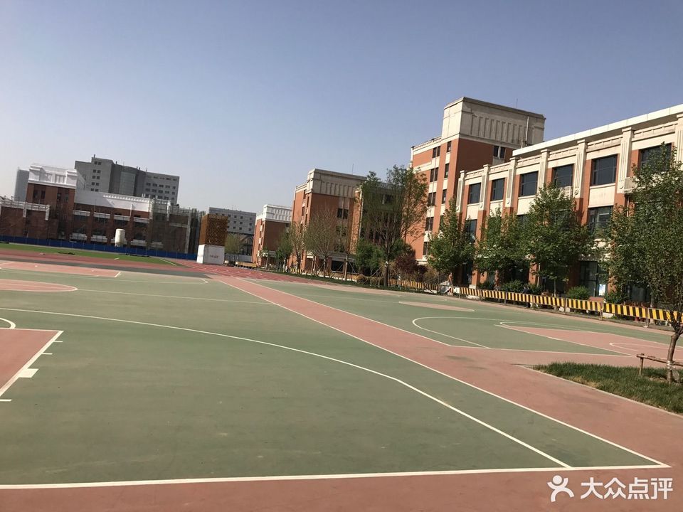 在哪儿):天津市滨海新区开发区晓园路9号电话:艾毅双语国际学校地址