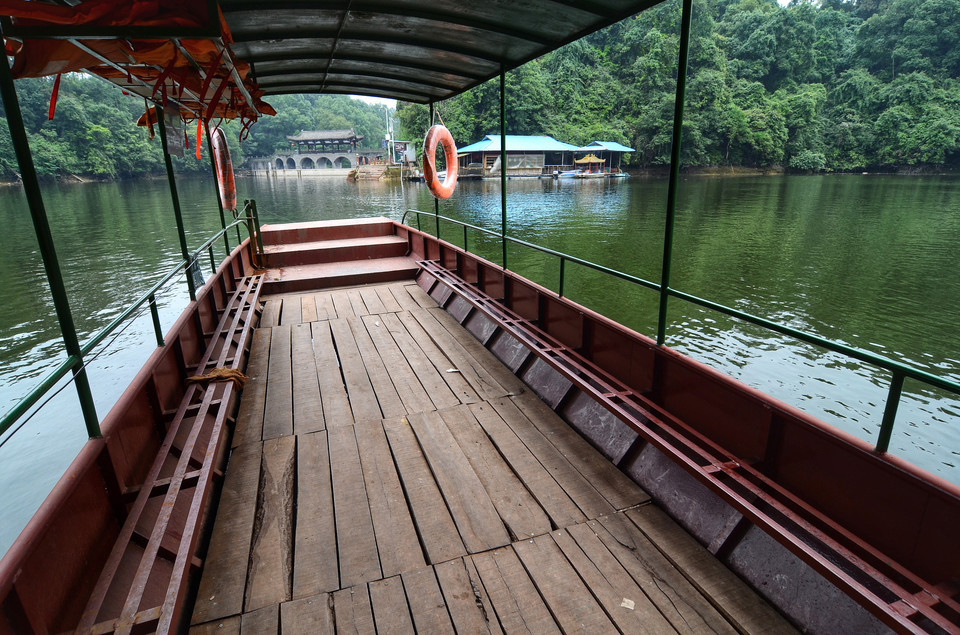 竹溪桃花島旅遊景區包括:竹溪湖風景區,竹溪山莊,竹溪湖景區遊客中心