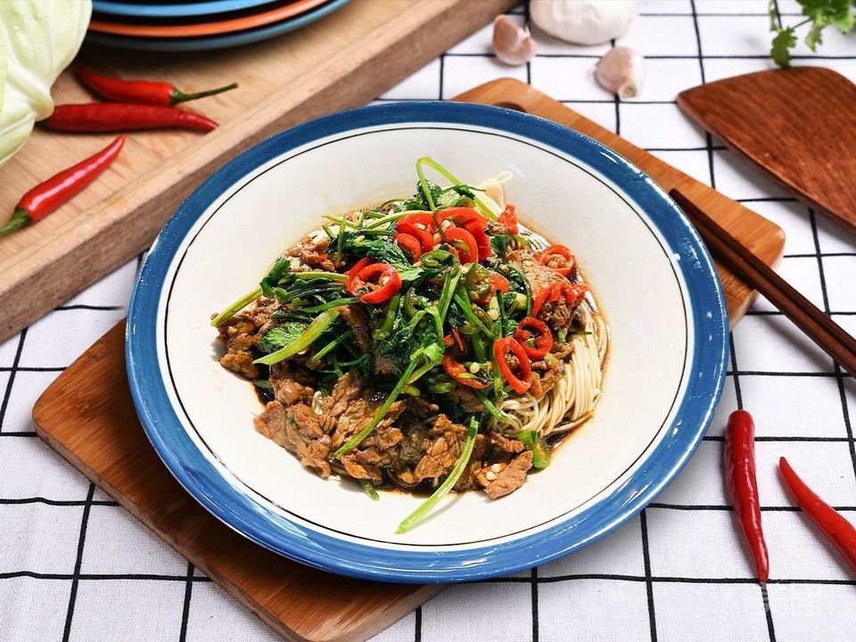 小炒黄牛肉拌面图片