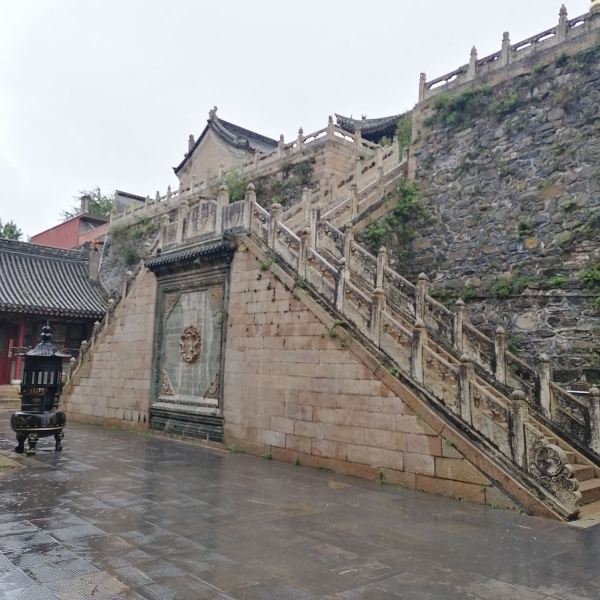 它是一座明代重修的佛教寺院,位于五台山台怀镇南坡村,寺院规模宏大