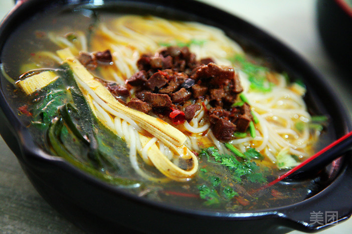 砂锅红烧鸡丁米线图片