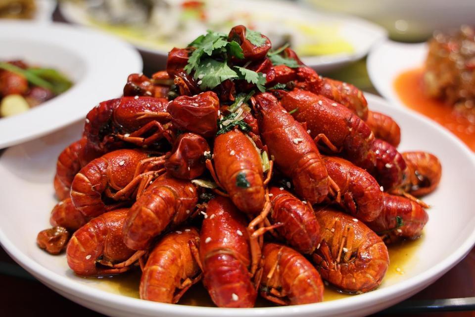 锁余龙虾海鲜馆江苏路店