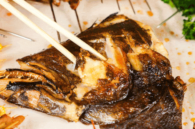 炭烤鲽鱼头图片