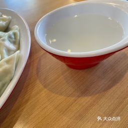 一楼是餐厅二楼是餐厅和厨房间在一起,厨房是明档加工饺子是现包现煮