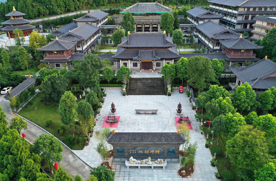 西充县凤凰山圭峰禅院图片