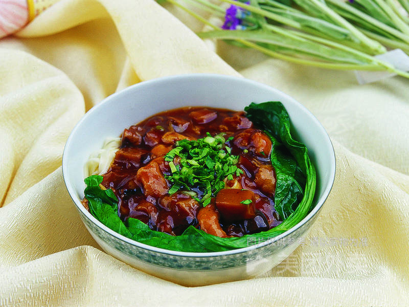 香菇鸡丁老碗面图片