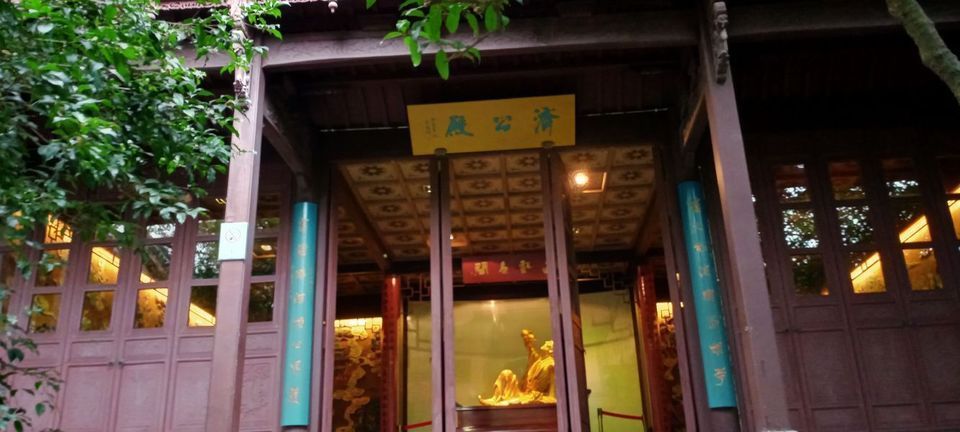 济公殿石柱楹联图片